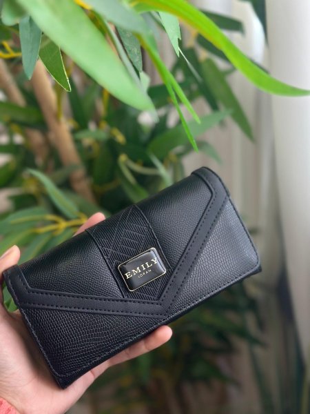 جزدان اسود سادة من ايميلي لوران