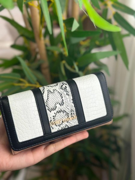 جزدان فاخر من ايميلي لوران مع بوكس الشركة