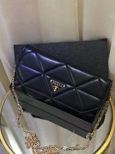 باوتش فاخر من برادا حجم كبير