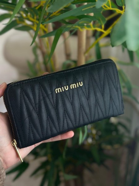 جزدان جلد كافيير من MIU MIU