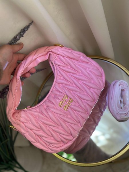 شنتة مميزه منMIU MIU لون زهر