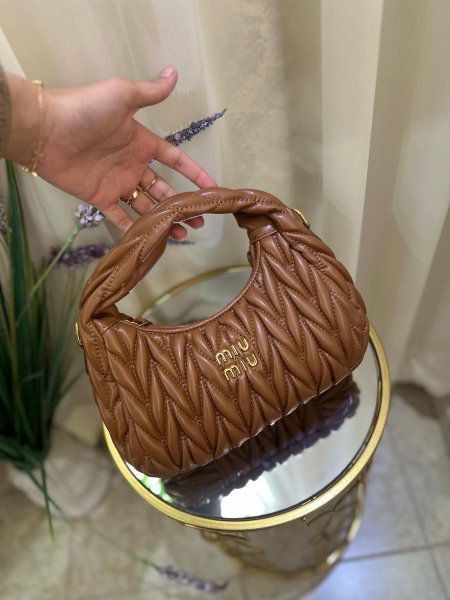 شنتة مميزه من MIU MIU عسلي