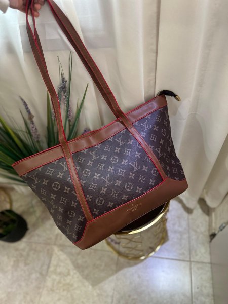 حقيبة عملية من LV
