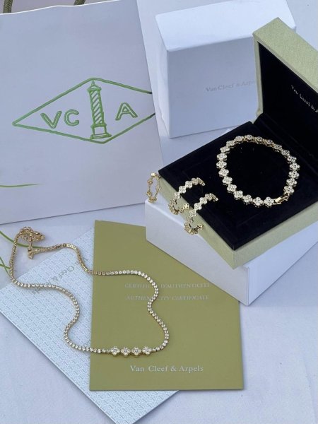 طقم اسوارة وسلسال وحلق وخاتم من van cleef & Arpels