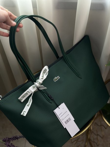 شنطة الترند من LACOSTE