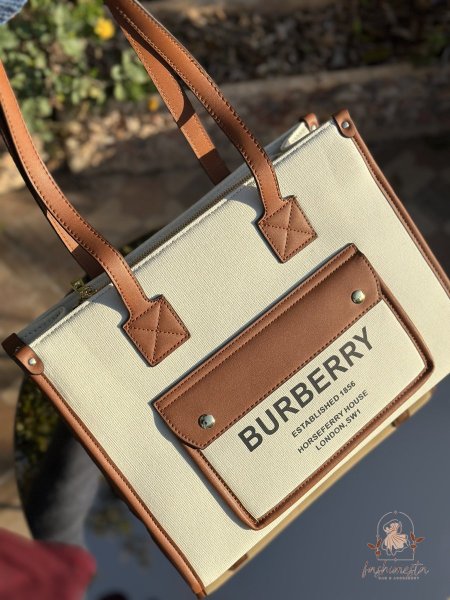 شنطة هاند باچ من BURBERRY