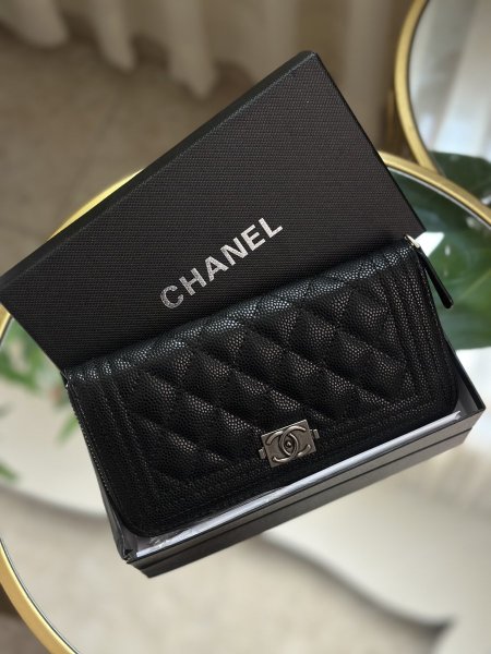 جزدان جلد من chanel <br> <span class='text-color-warm'>سيتوفر قريباً</span>