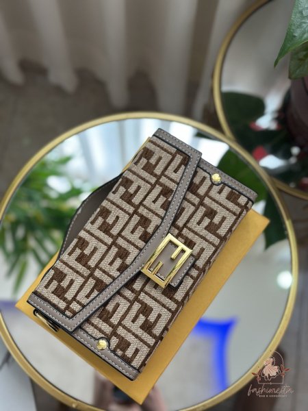 شنطة كروس من فيندي