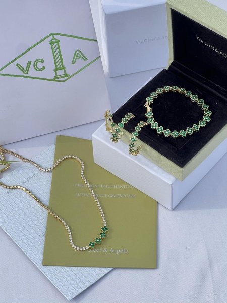 طقم اسوارة وسلسال وحلق وخاتم من van cleef & Arpels