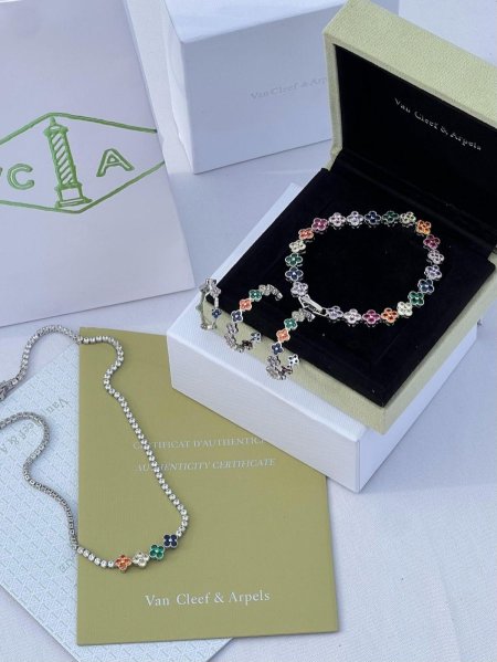 طقم اسوارة وسلسال وحلق وخاتم من van cleef & Arpels