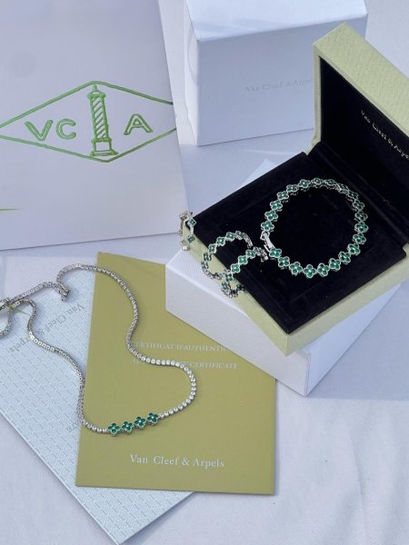 طقم اسوارة وسلسال وحلق وخاتم من van cleef & Arpels