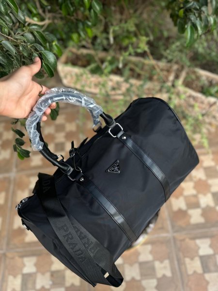 حقيبة سفر فاخرة من prada