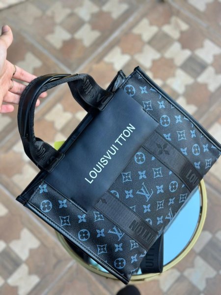 حقيبة حجم وسط من Lv