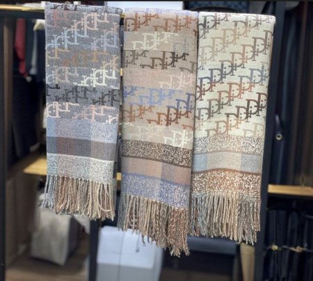 شال من ديور