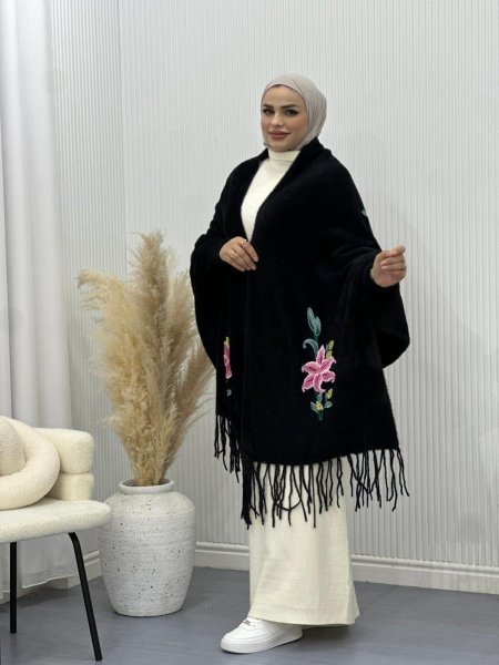 شال شتوي اسود مع ورد زهري
