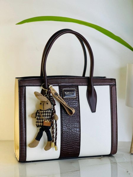 شنتة فاخرة من ايميلي لوران مع علاق